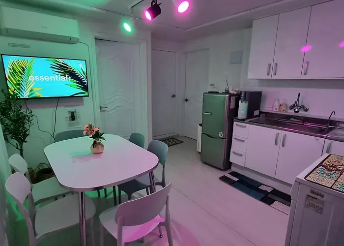 Gunja House, Semi-basement *