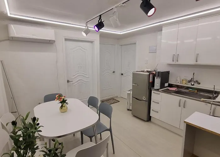Gunja House, Semi-basement Ferienhaus