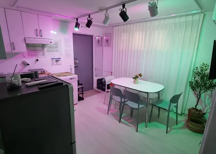 Gunja House, Semi-basement Ferienhaus *